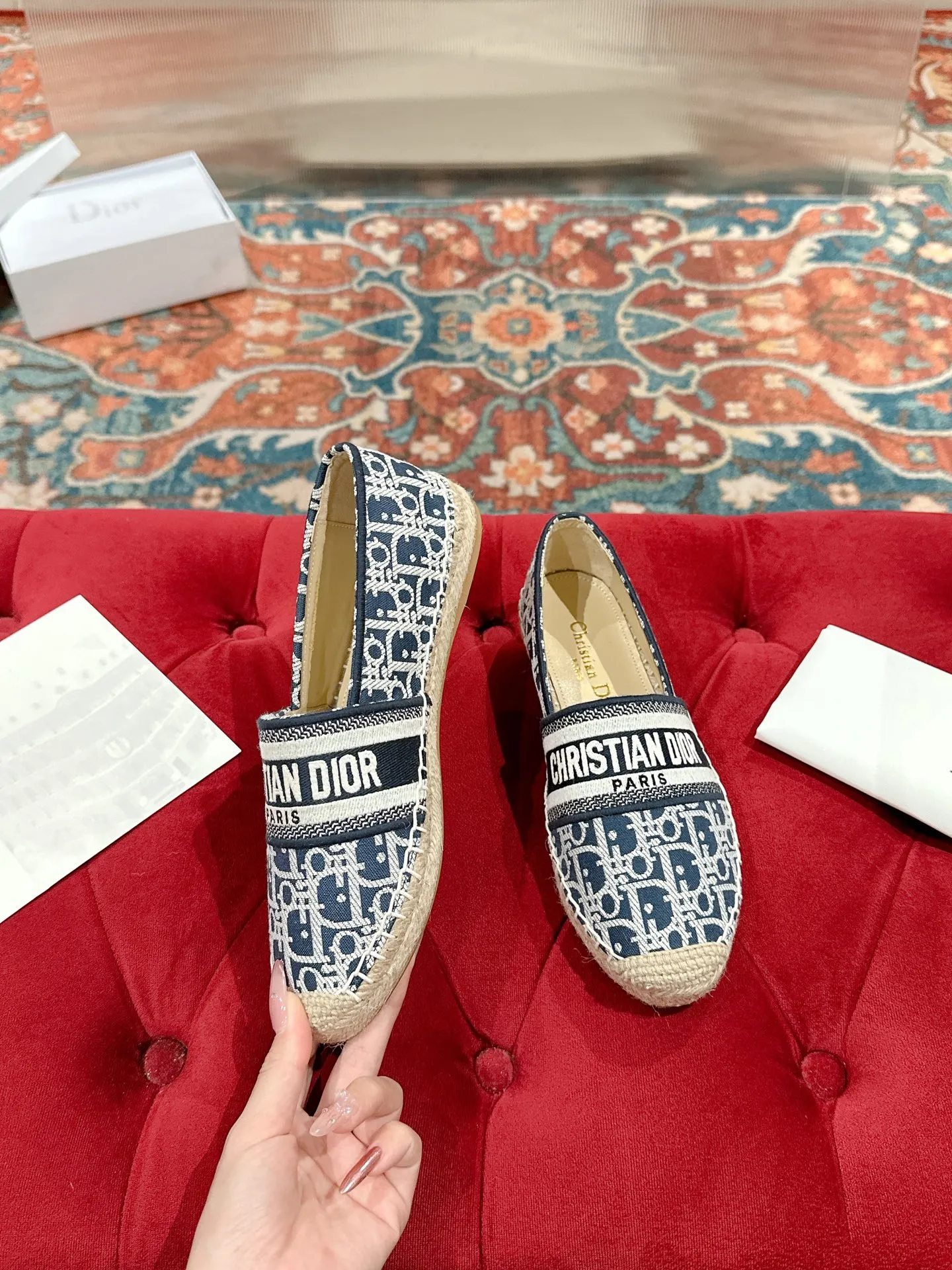 👟👟Ex-factory price 440👟👟 Dior DIOR's new popular early spring fisherman shoes 🆕 Simple, elegant and fashionable, timeless and timeless, it is a classic that will never fade away in the fashion circle, retro fisherman shoes. Original hand-woven surface, electric embroidery technology! Specific cloth surface and rubber outsole. Code number: 35-39 (40.41 customized, non-refundable)